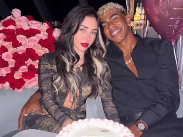 亚马尔前女友刚分手,就被拍到与顶流博主派对同框